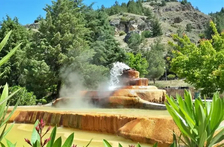 Karahayıt kırmızı travertenleri ve Pam Thermal Hotel'deki termal su kaynağı